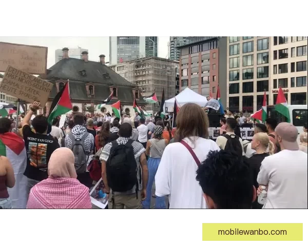 艾维街头演讲引关注 手持麦克风与路人分享独到见解与生活感悟